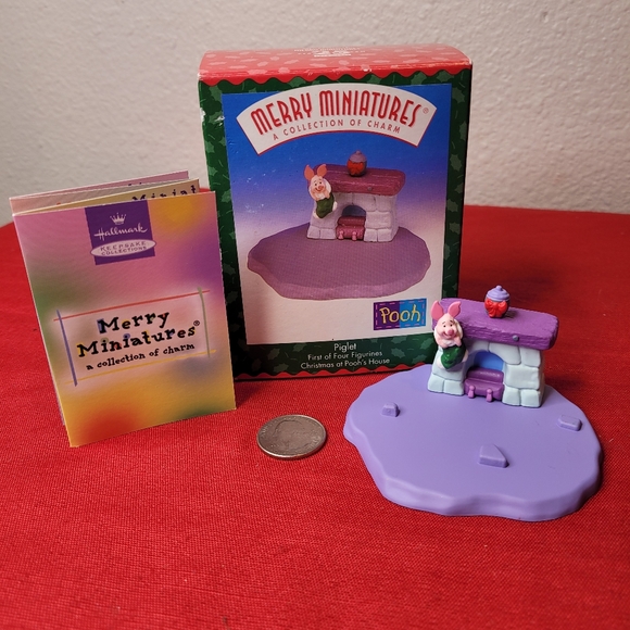Hallmark Merry Miniatures - Piglet - First of 4 - Christmas at Pooh's House - Picture 1 of 4